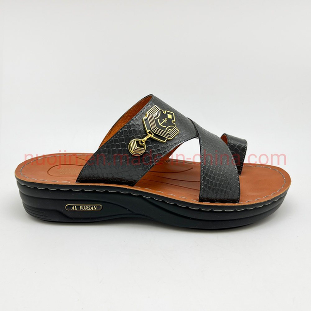 2023 Nouvelles sandales pour hommes Pantoufle supérieure en PVC personnalisée